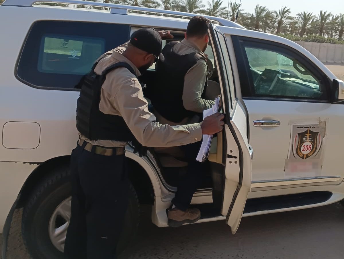فريق الحماية الشخصية يرافق عميلاً إلى المركبة