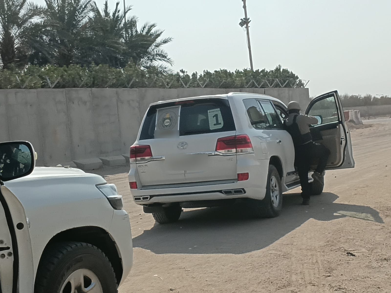 عنصر من فريق الحماية الشخصية يصعد إلى مركبة القيادة في الرتل